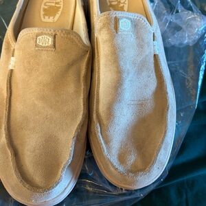 Hey Dude Men's Beige Suede Loafers
Men’s pre-love size 12 wide